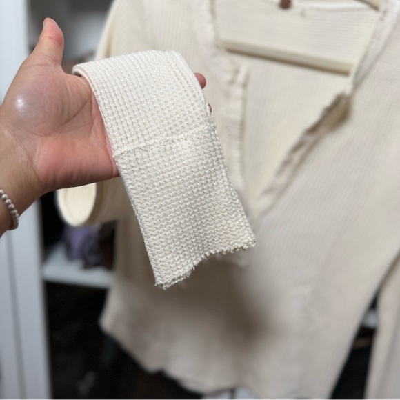 NWOT Free People One Colt Thermal Beige V Neck Long Sleeve Shirt Size Large - Picture 6 of 8